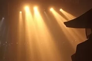 《银河拾荒者·剧场版》封面，废弃轨道上亮起的旧录像屏幕