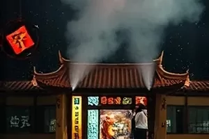 《无名花火》封面，空城上空独自绽放的烟花