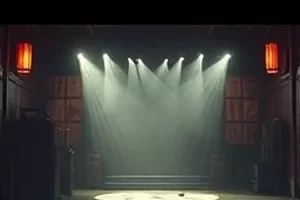 《雾港第七码头》封面，雨夜码头堆叠的旧集装箱