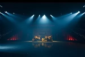 《无声演算》封面，黑板上铺满公式的安静教室